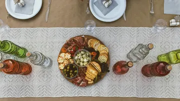 Wurstbrett mit Getränken auf einem Tisch.