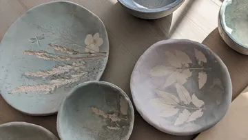 Dekorative Keramikteller mit botanischen Motiven
