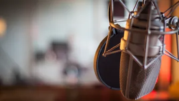 Nahaufnahme eines Mikrofons in einem Aufnahmestudio.
