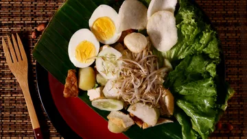 Gado-Gado-Salat mit gekochten Eiern und Gemüse.