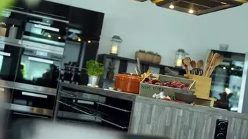 Moderne Küche mit Öfen und Geschirr.