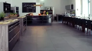 Moderne Küche mit Inseln und Esstischen.