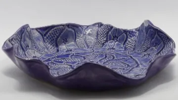 Blaue Keramikschale mit Blumenmustern.