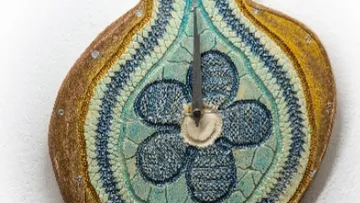 Dekorative Uhr mit Blumenmuster, farbenfrohen Mustern.