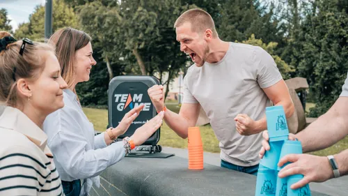 Leute, die im Freien Wettkampfpokal stapeln.