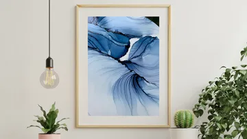 Abstrakte blaue Grafik im Holzrahmen, Pflanzen in der Nähe.