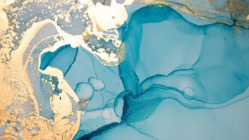 Abstrakte fließende Kunst in Blau und Gold.
