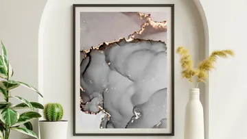 Abstrakte Wandkunst mit Pflanzen in der Nähe.