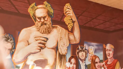 Wandgemälde des griechischen Gottes Bacchus, der Trauben hält, umgeben von Menschen.