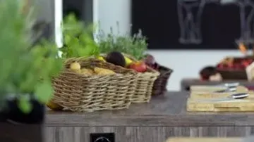 Körbe mit Obst auf der Küchentheke.