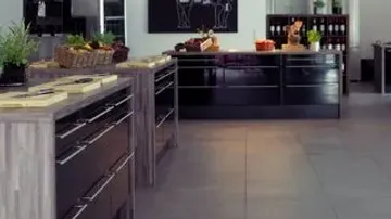 Moderne Küche mit Arbeitsplatten und Schränken.