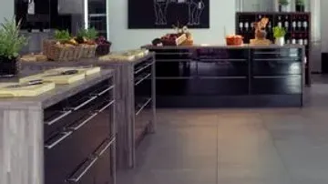 Moderne Küche mit eleganten Arbeitsplatten und Pflanzen.