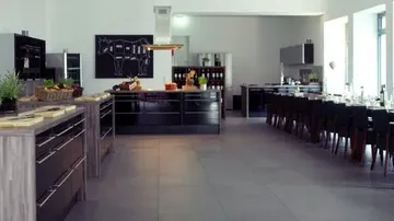Moderne Küche mit Essbereich, elegante Theken.