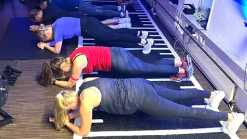 Leute, die Bretter in einem Fitnessstudio machen.