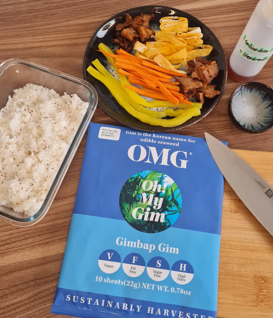 Zutaten für Gimbap, darunter Reis, Gemüse und Seetang.