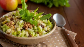Waldorfsalat mit Nüssen und Selleriegarnitur.