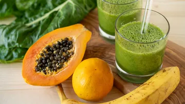 Grüne Smoothies mit Früchten und Blattgemüse.