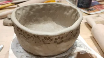 Schälchen mit Pfotenabdrücken