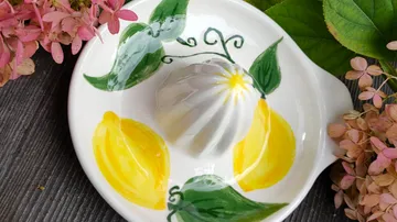 Ceramic lemon squeezer with painted lemons.