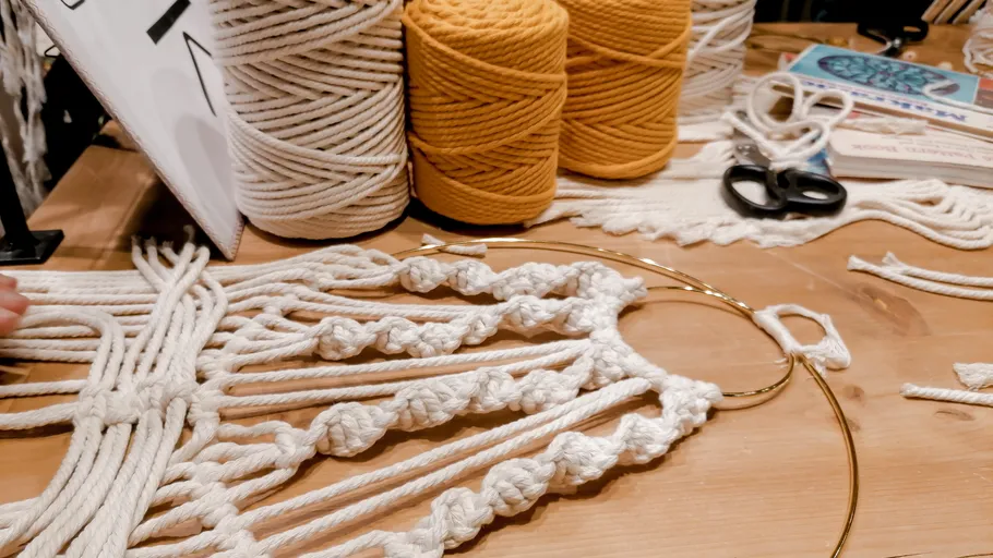 Kordel wird geknotet, um ein Wanddecor zu erstellen.