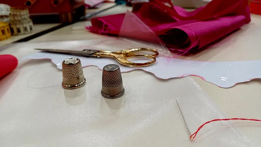 Nähwerkzeuge auf einem Basteltisch.
