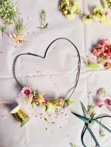 Herzkranz mit Blumenmuster auf Papier in Bearbeitung.