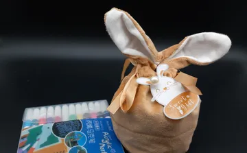 Hasenbeutel aus Plüsch mit dem Etikett „Süßes Geschenk“, Markierungen.