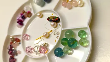 Bunte Perlen, angeordnet in einer Plastikschale.