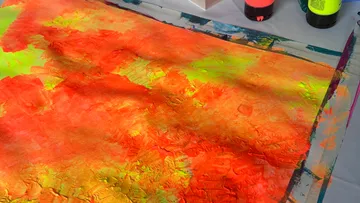 Abstraktes Gemälde mit Orange- und Grüntönen.