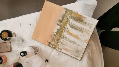 Abstraktes Gemälde auf Tisch mit Kunstbedarf.