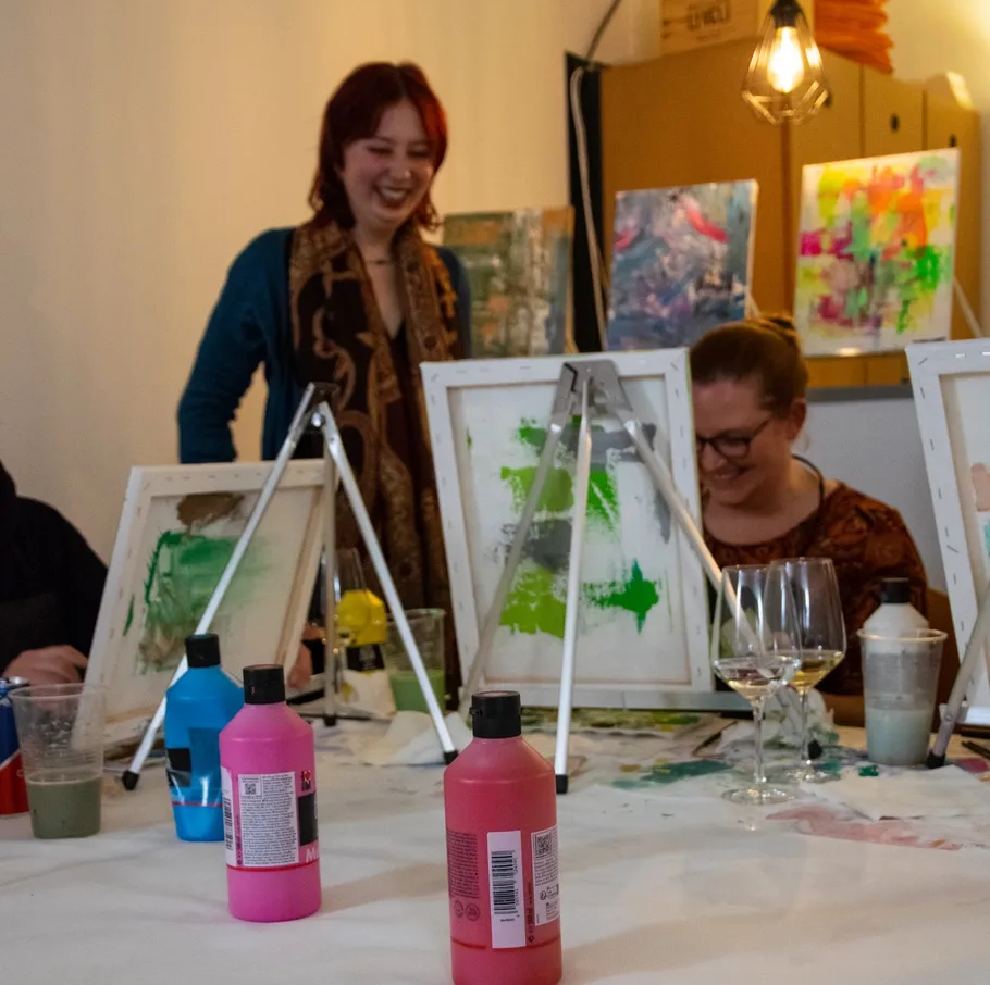 Frauen lachen bei einem Malkurs.