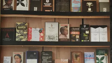 Verschiedene Schokoladentafeln auf Regalen ausgestellt.