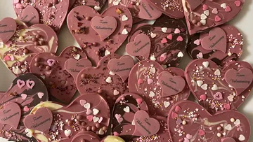 Herzförmige Pralinen mit Valentinstagsdekorationen.