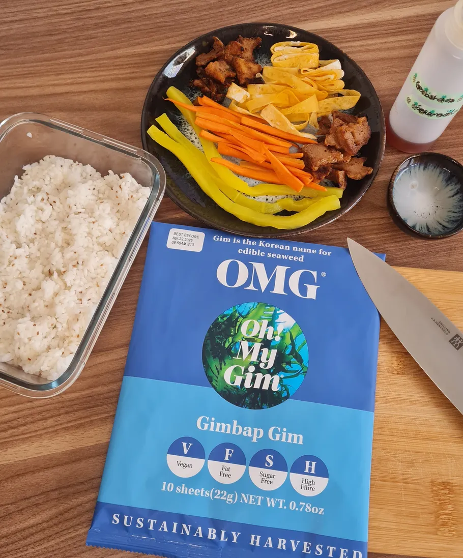 Gimbap-Zutaten auf Tisch mit Reis und Seetang.