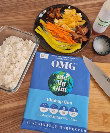 Zutaten für Gimbap auf Holztisch.