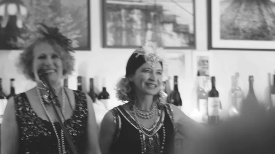 Zwei Frauen lächeln bei Vintage-Event.