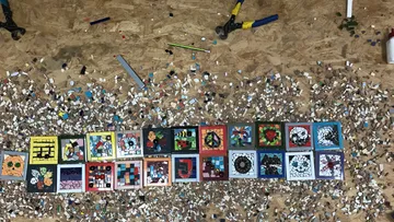 Bunte Mosaikfliesen auf unordentlicher Werkbank.