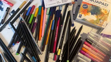 Bunte Stifte und Bleistifte auf einem Tisch.
