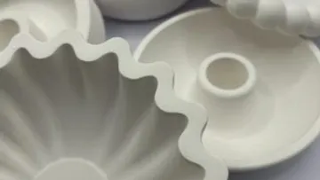 Weiße Keramik-Kuchenformen auf Oberfläche.