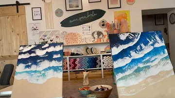 Kunstmaterialien in kreativem Arbeitsbereich.