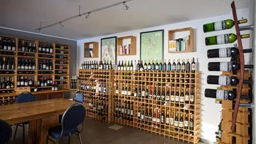 Weinflaschen auf Regalen im Keller ausgestellt.