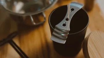 Dosenöffner aus Metall auf Küchentheke.