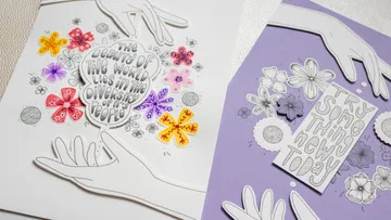 Bunte Papierblumen und Hände mit Text.