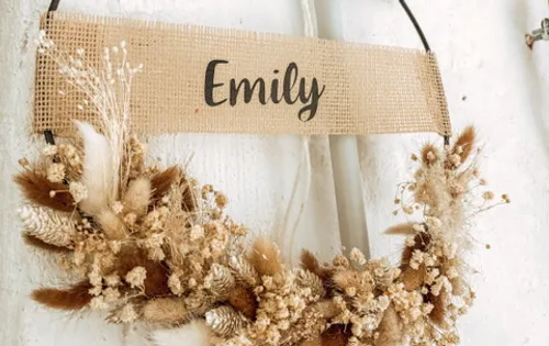 Kranz mit Trockenblumen, Jutesack, Name Emily.