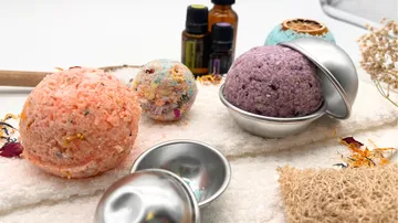 Bunte Badebomben mit ätherischen Ölen.