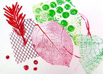 Bunte Blatt- und Pflanzendrucke auf Papier.