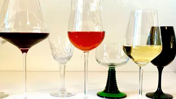 Verschiedene Weingläser mit unterschiedlichen Weinen gefüllt.