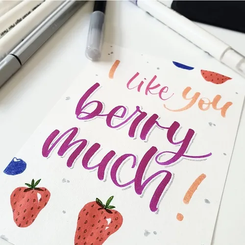 Karte mit handgezeichneten Beeren und Kalligraphie.