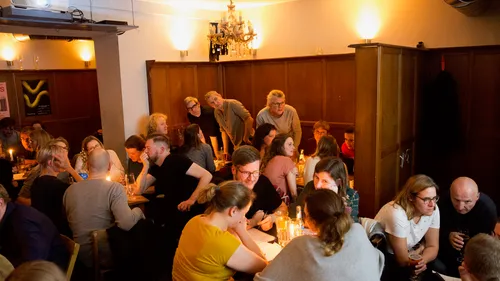 Menschen unterhalten sich in einem gemütlichen Restaurant.