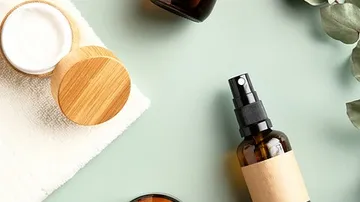 Hautpflegeprodukte auf grünem Hintergrund.
